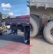 [Vídeo] Motociclista fica entre rodas de caminhão após acidente na Durval