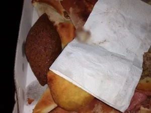 Adolescente de 14 anos pede delivery e encontra dedo dentro de salgado