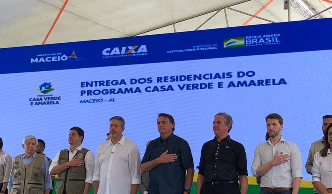 Jair Bolsonaro entrega mais de mil moradias para famílias de baixa renda em Maceió