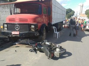 Câmera de segurança mostra que manobra irregular de motorista pode ter causado acidente