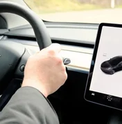Em fuga de blitz, motorista de Tesla fura sinal vermelho e morre