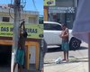 Homem é flagrado furtando fios de poste em plena luz do dia no bairro de Jatiúca