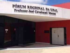 Reeducando é preso após quebrar porta de fórum na Ufal 