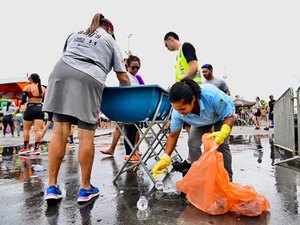 Cooperativa realiza coleta seletiva em evento de corrida na orla de Maceió