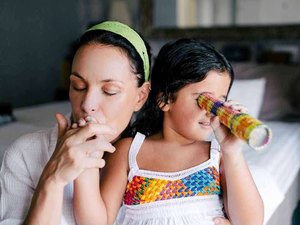 Filha de Carolina Ferraz sofre acidente em casa: “Um susto”