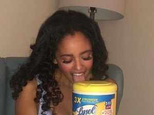 Atriz de 'Riverdale' ganha bolo em formato de lenços umedecidos