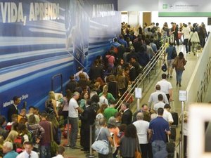 Aeroportos ainda registram fila de espera na área de inspeção de bagagens