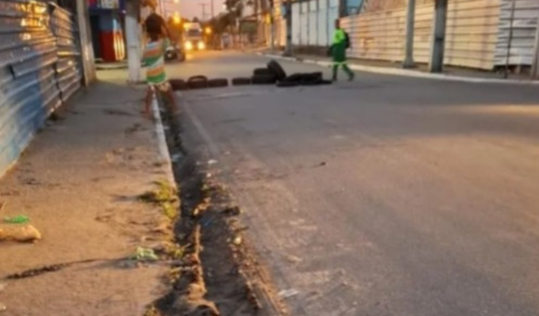 [Vídeo] Moradores do Bom Parto protestam contra a falta de água na região