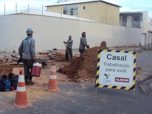 Casal implanta rede coletora de esgoto no bairro de Mangabeiras