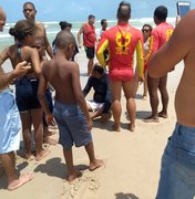 Pai e filhos são resgatados por bombeiros na Praia do Sobral