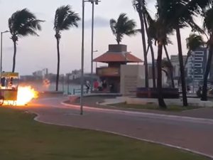 [Vídeo] Carrinho de churros pega fogo e assusta transeuntes na orla da Jatiúca