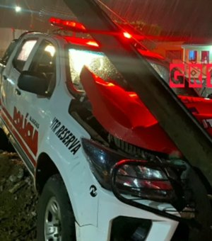 Viatura da PM colide com poste durante perseguição em Maribondo; suspeito segue foragido
