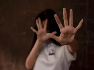 Menina de 14 anos com deficiência intelectual é estuprada por 12 pessoas em SP