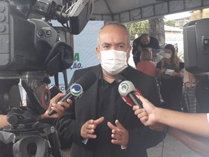 'Se tiver vacina em Maceió, vai para o braço do cidadão', diz Claydson Moura