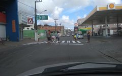 Moradores se unem e pintam faixa de pedestre no centro de Arapiraca 
