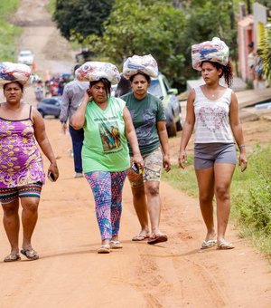 Prefeitura de Palmeira dos Índios entrega cestas de Natal em localidades da zona rural