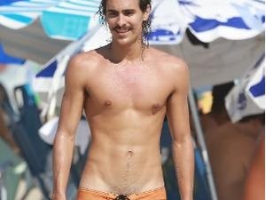 Namorado de Sasha, Bruno Montaleone quase mostra demais em praia