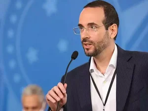 Candidato cria versão falsa sobre avião da Chape para promover candidatura