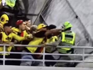 Vídeos mostram policiais militares sendo agredidos por torcedores do Sport no Rei Pelé