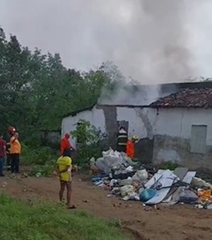 Incêndio atinge residência em Coruripe da Cal em Palmeira na manhã desta segunda (14)