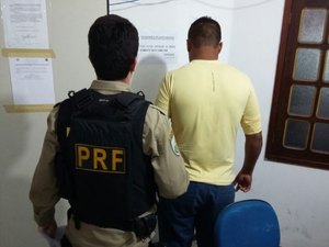PRF prende condutor acusado de dirigir embriagado e sem habilitação no interior