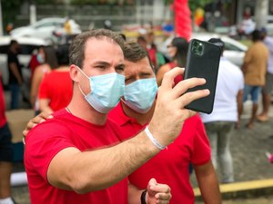 Olavo Neto inicia campanha à reeleição com adesivaço no centro de Murici