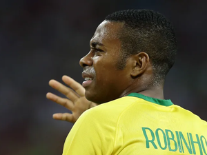 Defesa entrega passaporte de Robinho à Justiça