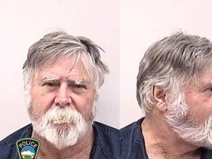 Homem assalta banco e joga dinheiro pela rua dizendo 'Feliz Natal'