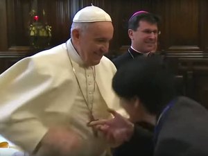 Papa acirra polêmica entre alas do Vaticano ao recusar beija-mão; assista