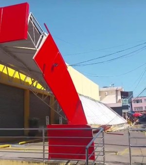 [Vídeo] Forte ventania derruba cobertura metálica de supermercado em Palmeira dos Índios