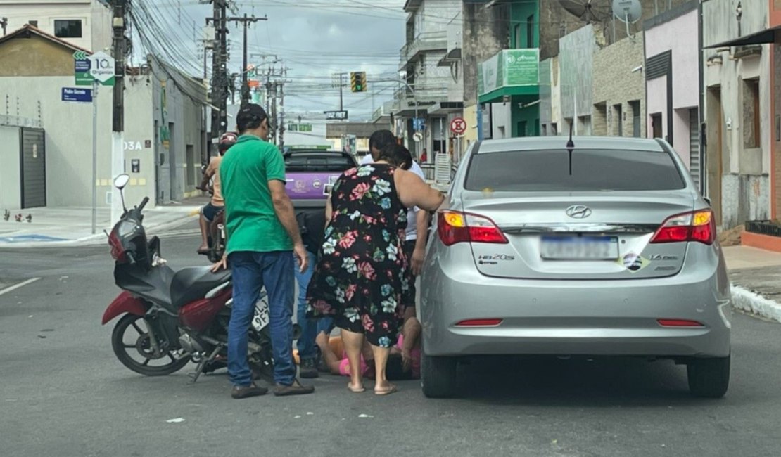 Colisão entre moto e carro deixa mulher ferida no Centro de Arapiraca