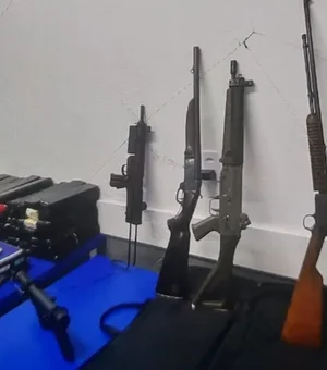 Operação apreende fuzil, submetralhadoras, rifles e drogas no bairro da Levada