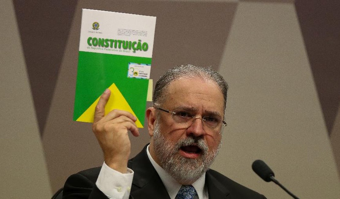 Bolsonaro assina nomeação de Agusto Aras na PGR