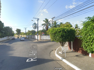 Colisão entre carros deixa duas pessoas feridas no bairro da Serraria