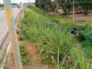 [Vídeo] Motorista tenta desviar de moto e acaba caindo em barranco na AL-220