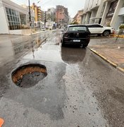Após chuvas, buraco se abre e atrapalha trânsito na Avenida Mário de Gusmão, na Ponta Verde, em Maceió