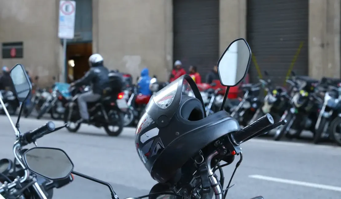 Passageiro tenta roubar mototaxista, mas é derrubado de moto e acaba detido por moradores