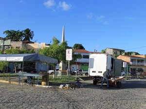 SMTT Penedo organiza carga e descarga de mercadorias na antiga Praça Costa e Silva