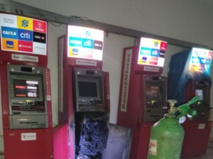 Caixa eletrônico de supermercado é atacado por 15 homens