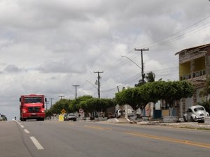 Criminosos encapuzados invadem residência e vítima é mantida refém durante roubo