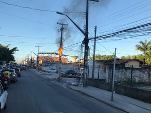 Bombeiros são acionados para incêndio em poste no Benedito Bentes