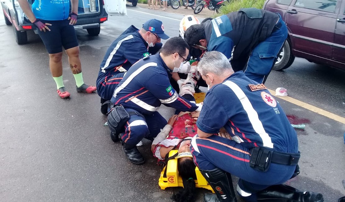 Colisão envolvendo carro e motocicleta deixa duas pessoas feridas na AL-220