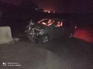 Condutor de veículo colide em mureta após tentar desviar de carro, em Limoeiro de Anadia