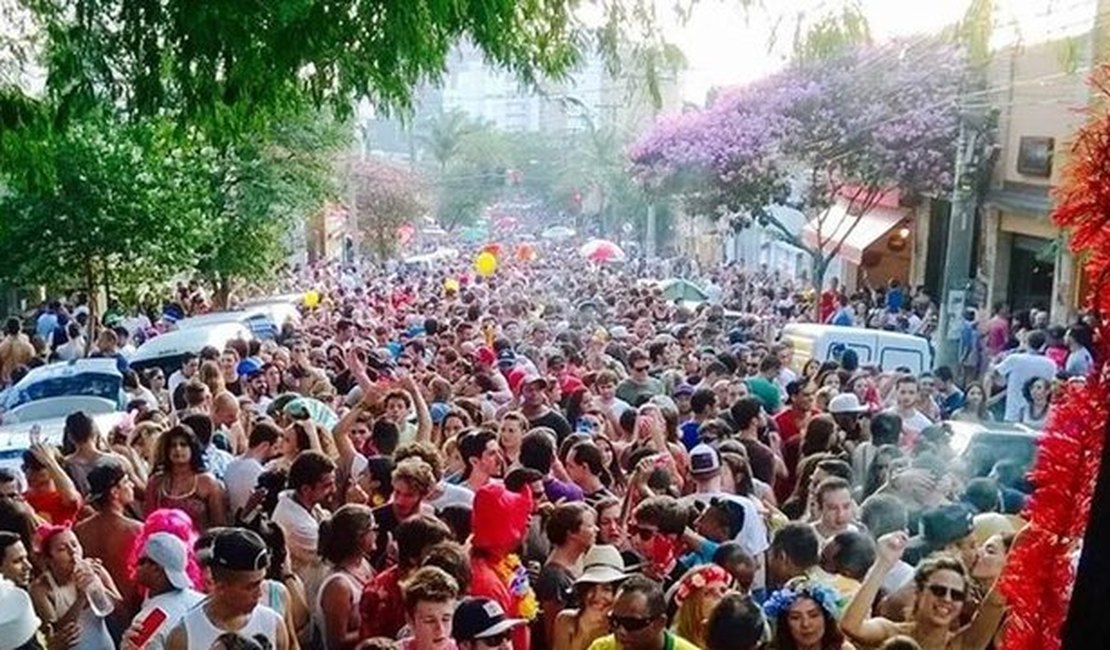 Carnaval 'em casa' é alternativa para economizar no feriado, diz FGV