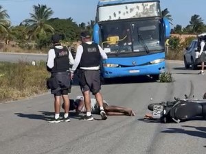 Acidente entre carro e moto deixa um homem ferido em Piaçabuçu