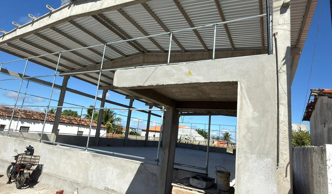 Quadras poliesportivas de Caraíbas do Lino e Alto Bonito entram na reta final das obras em Delmiro Gouveia