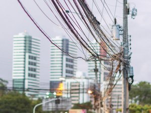 Prefeitura notifica Equatorial Alagoas para ordenar cabos e fios em postes de Maceió