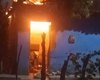 Mulher é assassinada a facadas; suspeita foge e familiares ateiam fogo na casa dela em Penedo