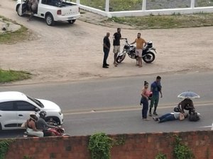 Mulher fica ferida após colisão entre carro e motocicleta no Santa Amélia
