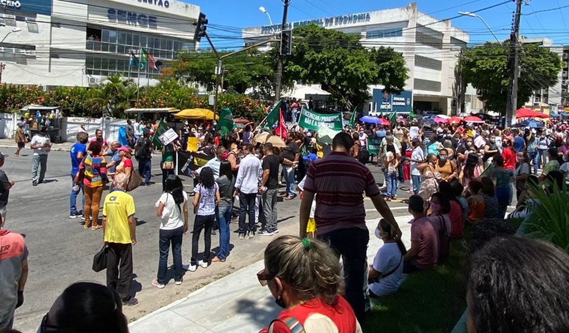 Servidores fecham avenida no Centro em frente a secretarias